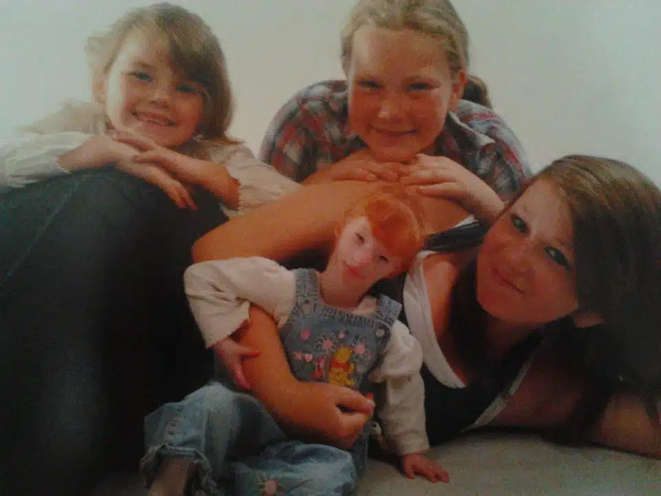 Bebê Charlotte cresceu e teve apoio de suas irmãs