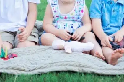 Três bebês foram achados pedindo por comida