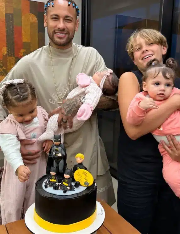 Bruna Biancardi mostrou Neymar junto dos outros filhos