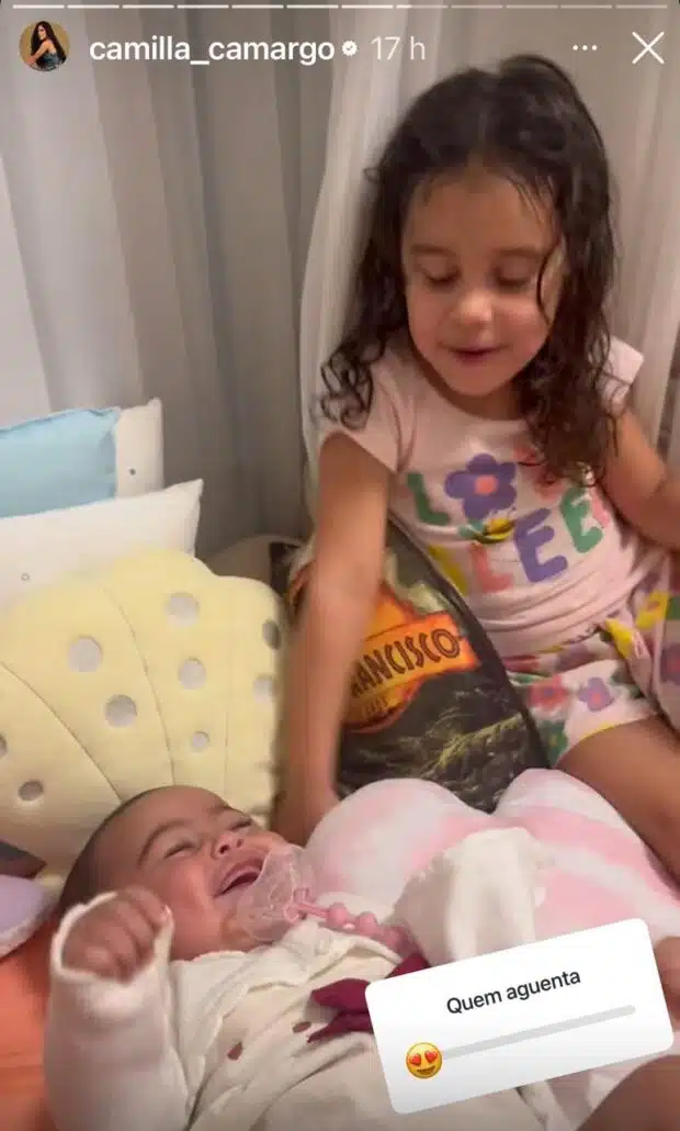 Júlia, caçula de Camilla Camargo, ajudando a cuidar da titia