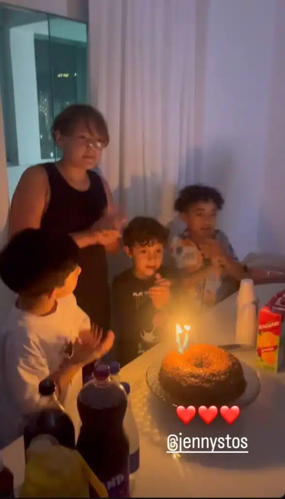 Carol Dantas mostrando o filho celebrando seu aniversário