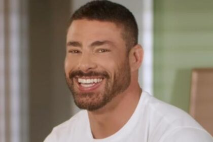 Cauã Reymond surge em reunião de pais na escola da filha