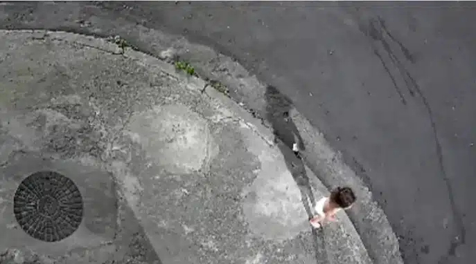 A criança de três anos chamando por sua mãe