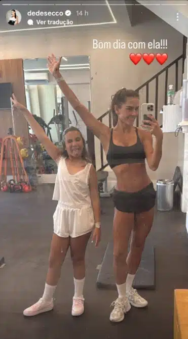 Deborah Secco surge com a filha na academia e impressiona