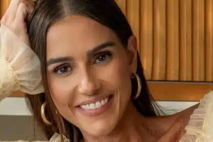 Deborah Secco encanta ao surgir com a filha na academia