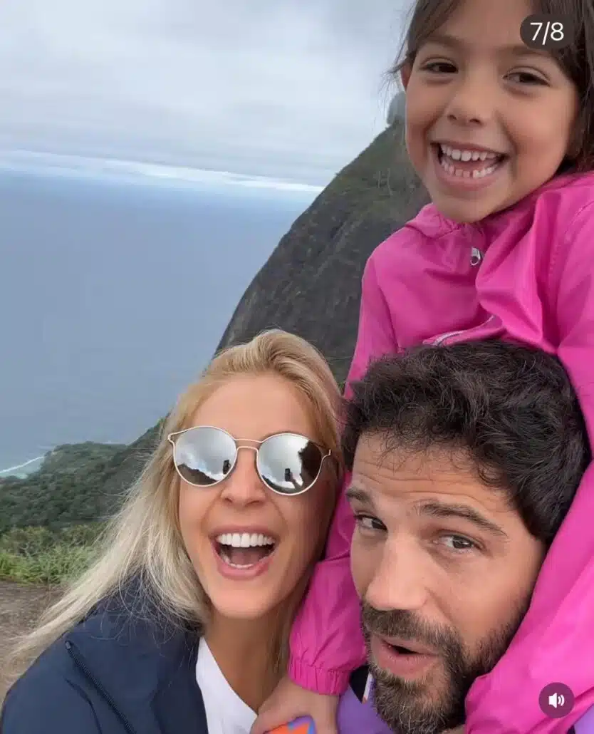 Duda Nagle, a namorada e a filha posam em trilha no Rio de Janeiro