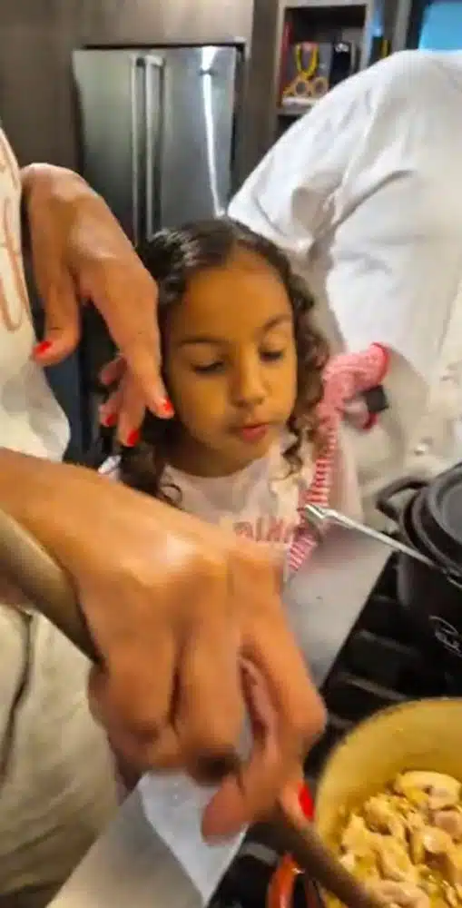 Élise, filha de Rosangela e Erick Jacquin, vendo a mamãe cozinhar