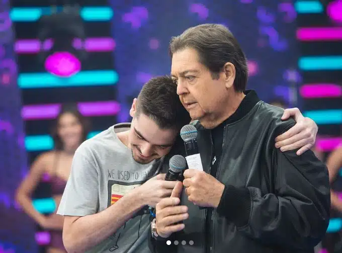 Faustão ao lado do seu filho João Silva