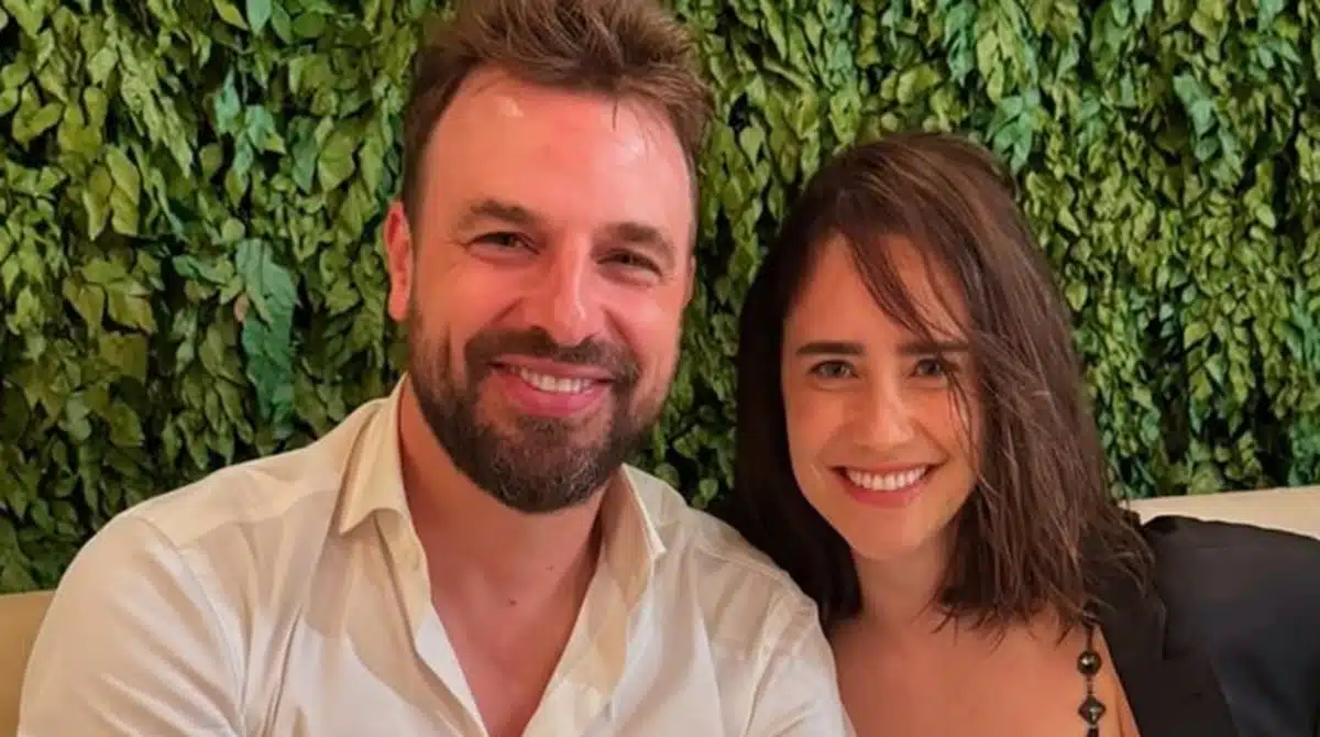 Fernanda Vasconcellos surge com o marido e o filho em teatro e surpreende