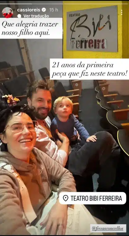 Fernanda Vasconcellos surge com seu filho e o marido no teatro e impressionou