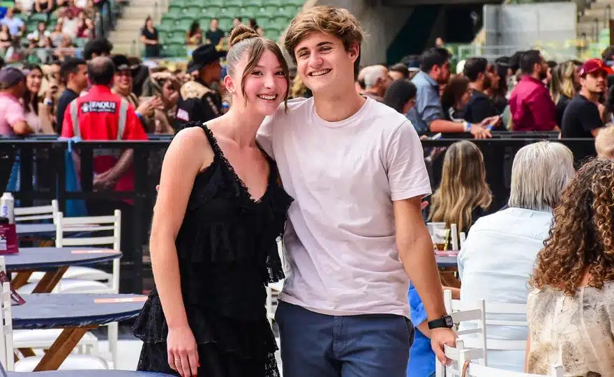 Filha de Daniel surge em evento com o namorado pela primeira vez e impressiona