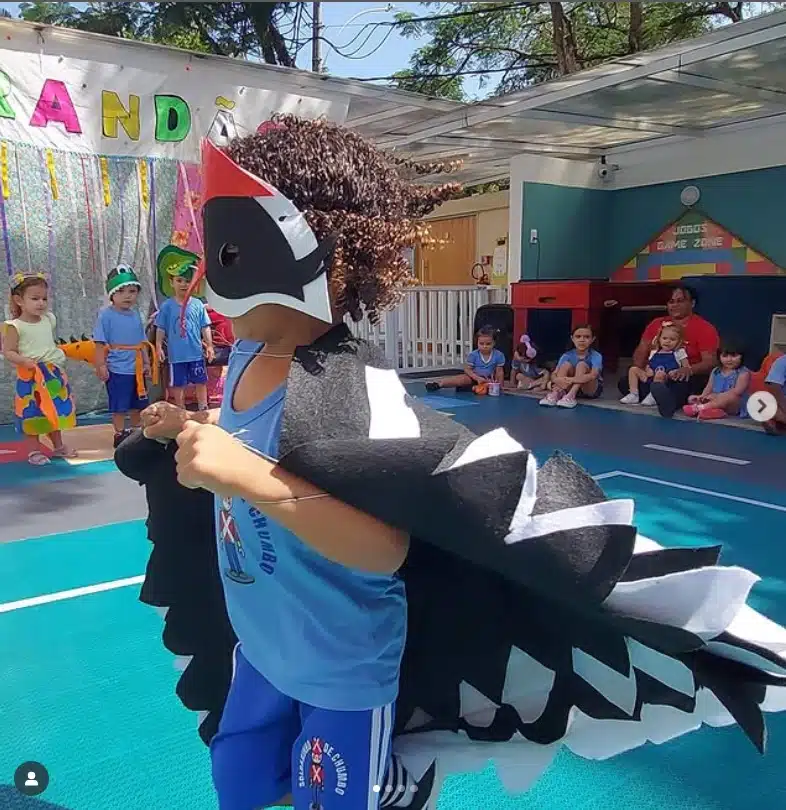 Filho de Viviane Araújo surge em apresentação na escolinha e surpreende