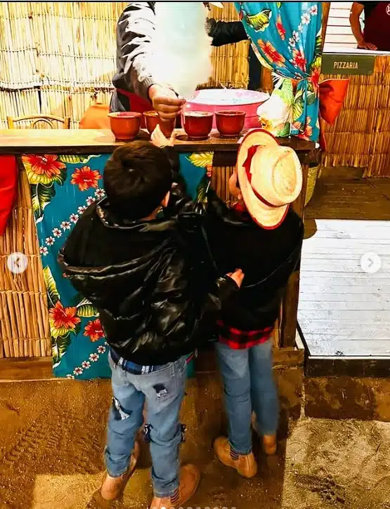 Filhos gêmeos de Andréia Sadi surgem usando roupas juninas e surpreendem