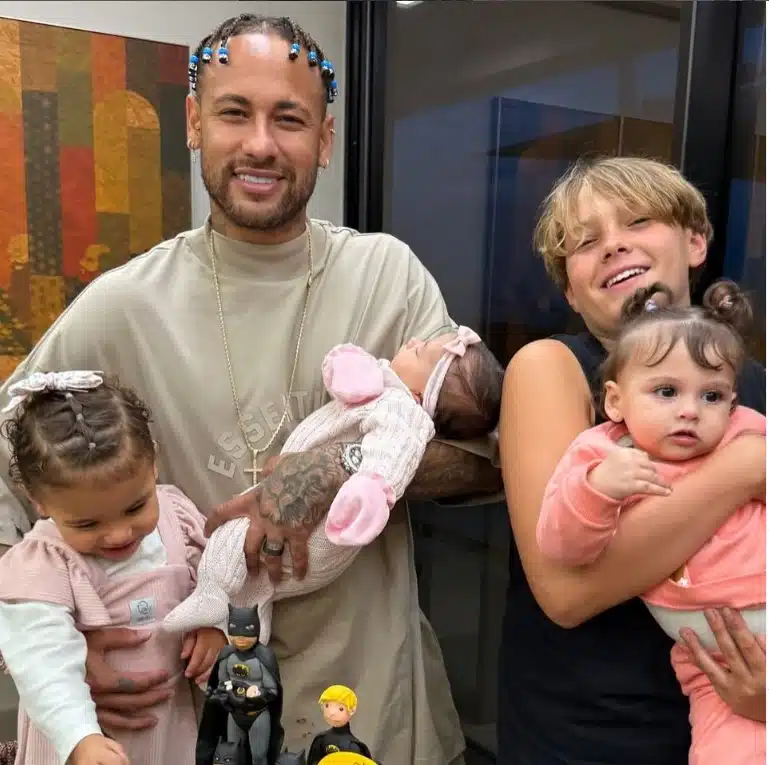Gabriella Gaspar mandou recado para Neymar, ele posou com os filhos