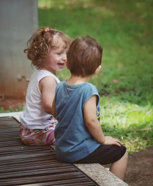 A menina gêmea junto com o irmão