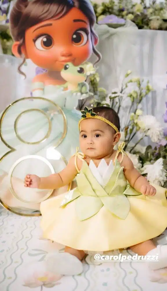 Clara, bebê de Graciele Lacerda e Zezé, completou 8 meses
