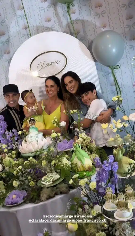 Wanessa Camargo e seu caçula posam na festa da bebê de Graciele Lacerda e Zezé Di Camargo