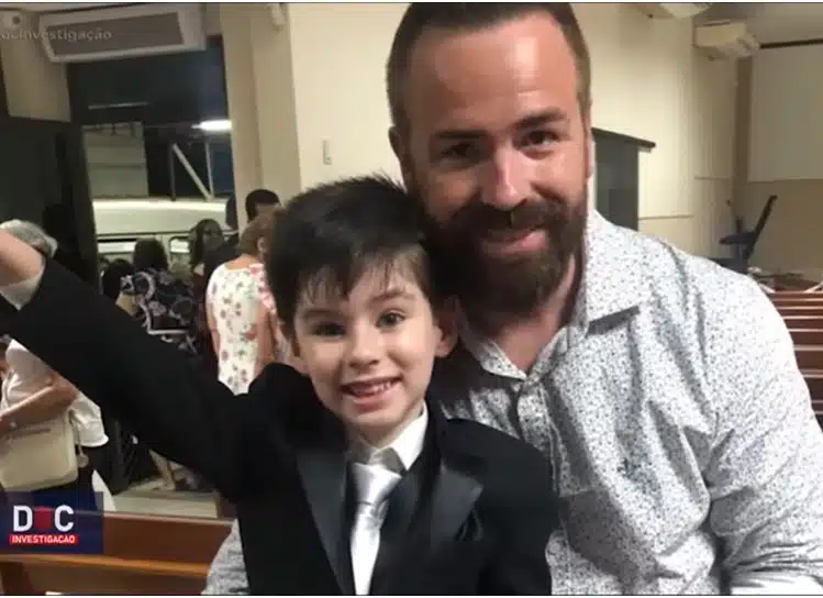 Henry Borel junto com o seu pai Leniel