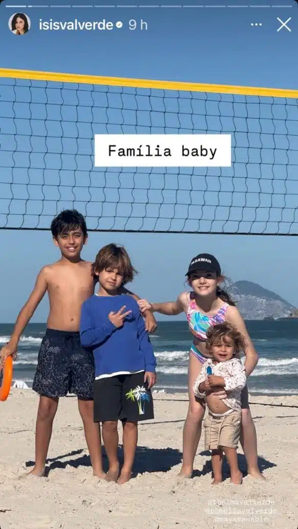 Rael, filho de Isis Valverde, se divertindo na praia com os parentes