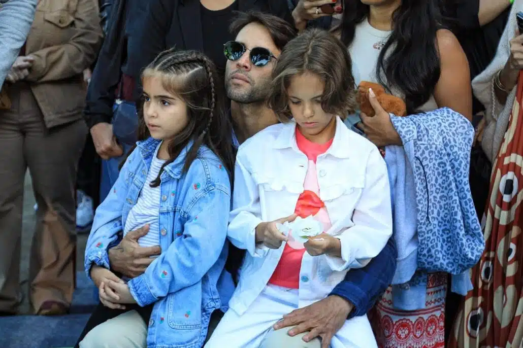 Marina e Helena, gêmeas de Ivete Sangalo, na plateia com o pai, Daniel Cady