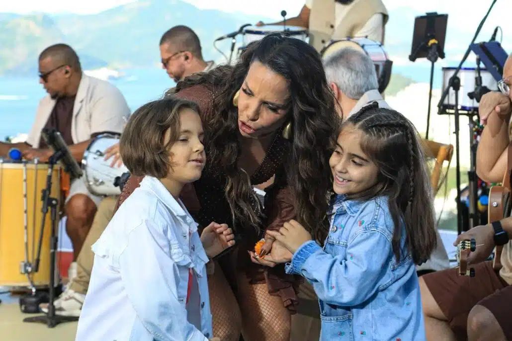 Ivete Sangalo chama as filhas para o palco da gravalção do Clareou