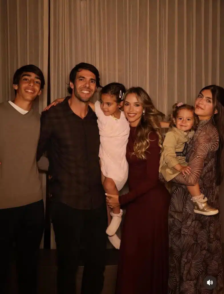 Kaká surge com os 4 filhos em festa na nova mansão