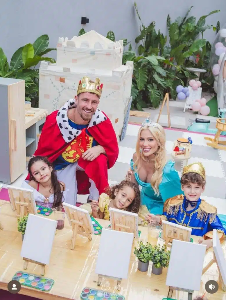 Léo Pereira com os filhos no aniversário da primogênita de Karoline Lima