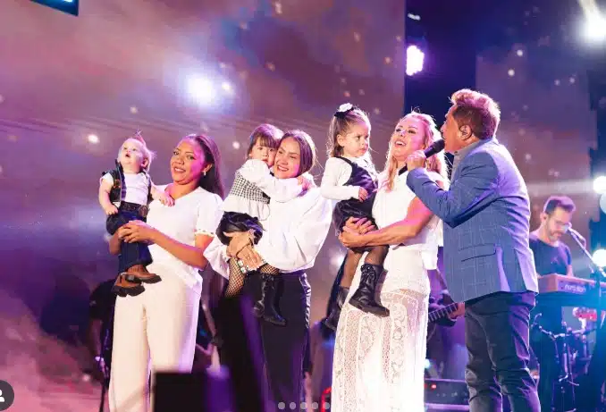 Leonardo reuni filhos e netos no palco do seu show e surpreende
