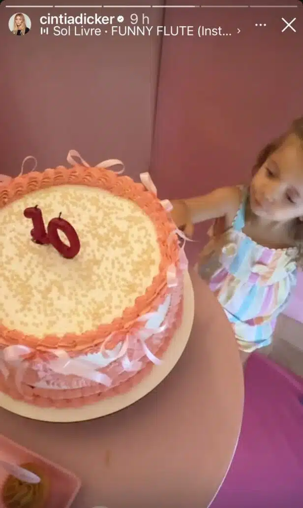 Cintia, esposa de Scooby, mostrou sua bebê na festa dos irmãos, filhos de Luana Piovani