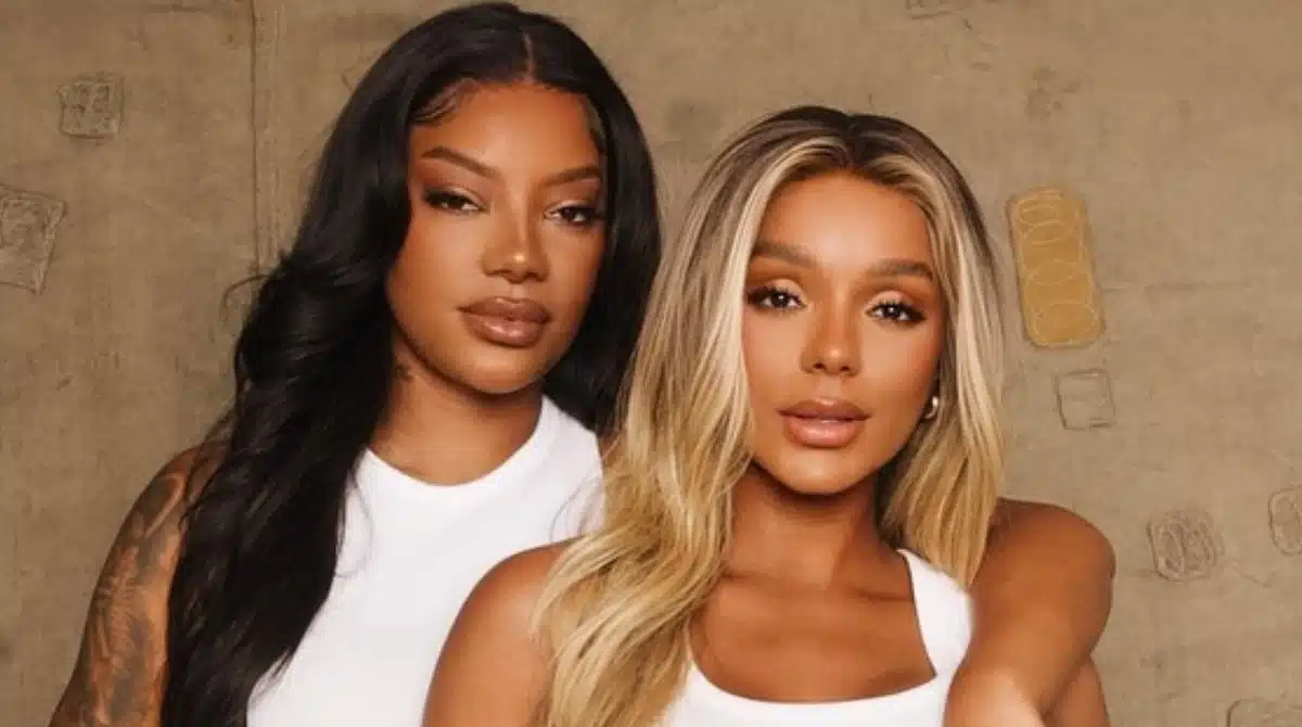 Ludmilla e Brunna mostram comprinhas para a filha em site chinês