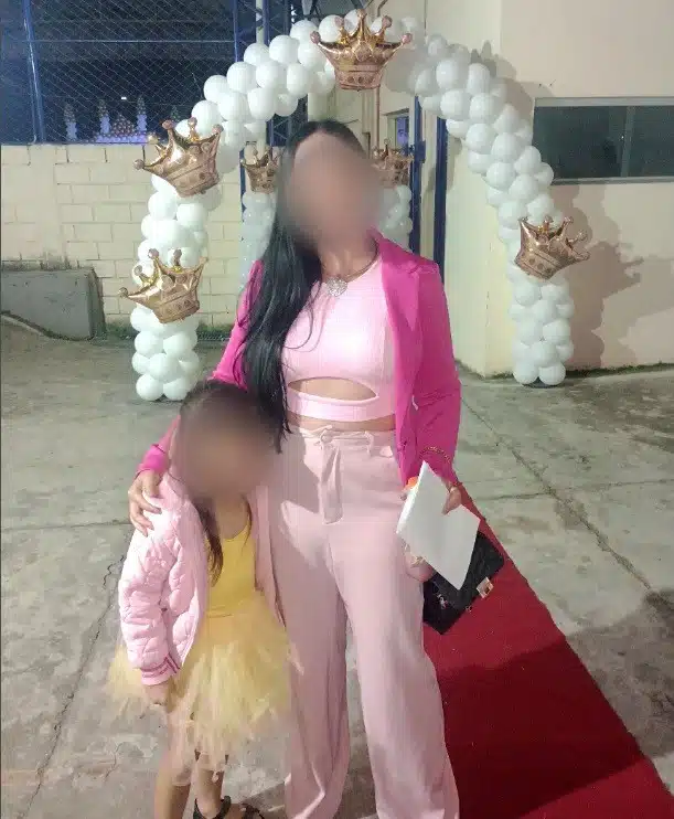 A mãe junto de sua filha, ela falou da madrasta