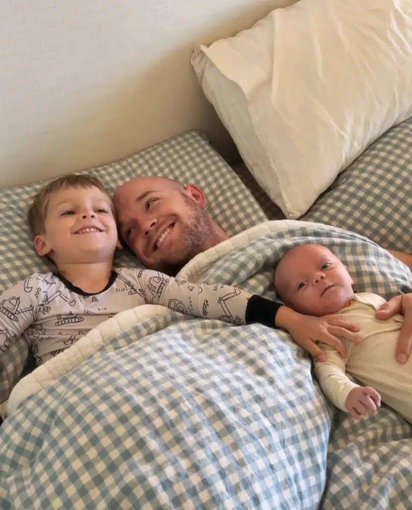 Marido de Emilie Kiser ao lado dos seus filhos