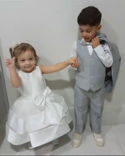 Filho de Marília Mendonça como pajem em um casamento