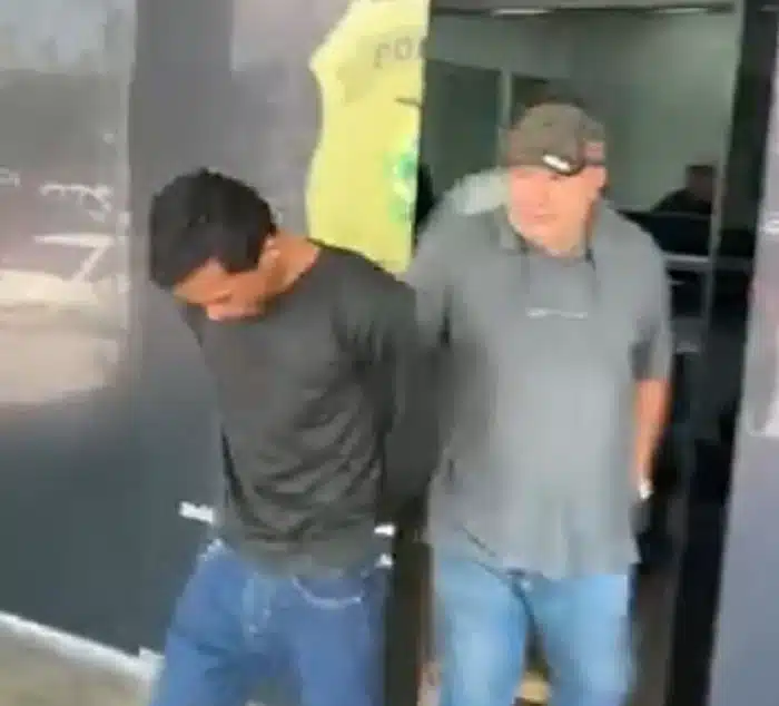Menina de 12 anos planejou o assassinato da sua própria mãe para ficar com 17 mil reais Menina deu informações privilegiadas ao seu namorado