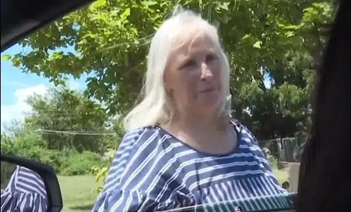 A avó estava apoiando a mãe e o padrasto