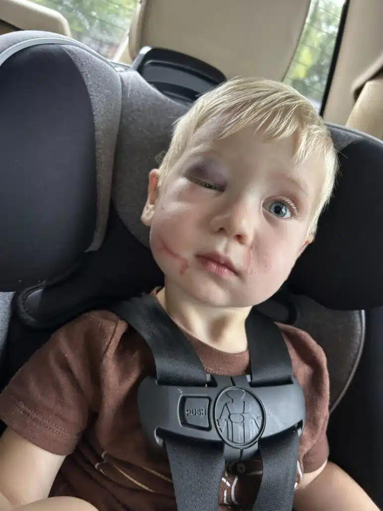 Menino Clay depois do primeiro dia na creche