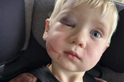 O que funcionária fez com o menino no primeiro dia na creche