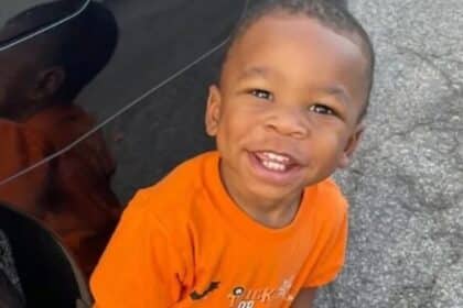 Assistente social esqueceu o menino dentro do carro