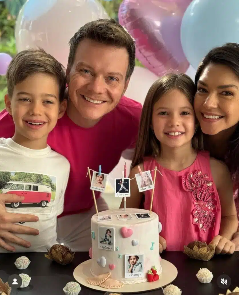 Michel Teló e Thais posam com os filhos na linda festa