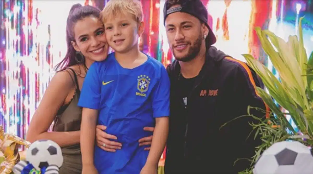 Neymar faz festa de 14 anos do filho com show do ex de Bruna