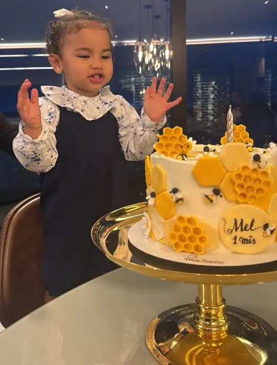 Primogênita de Bruna e Neymar celebrando o primeiro mês de Mel