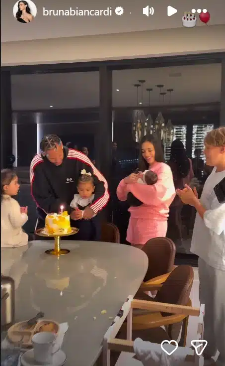 Neymar Jr comemorando o primeiro mês de sua filha