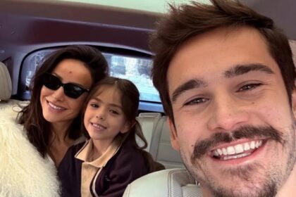 Nicolas Prattes, Sabrina e Zoe posam com os pets da família e surpreendem