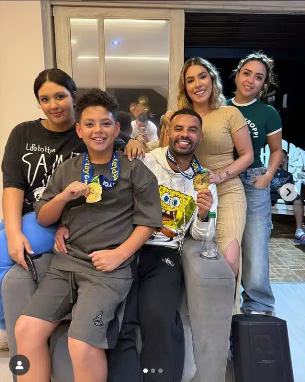 Jogador que foi pai aos 11 anos, celebrando o aniversário de sua filha