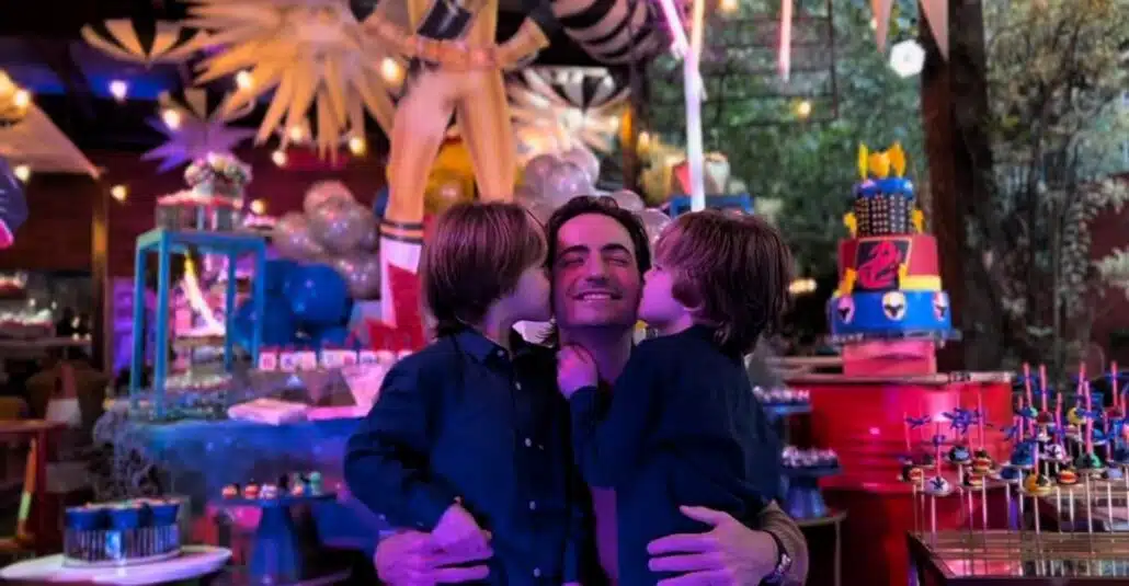 Viúvo de Paulo Gustavo posa com os filhos na festa de 6 anos deles