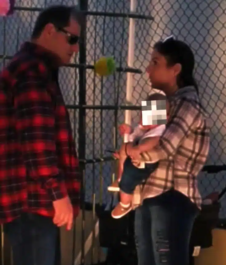 Suzane Von Richthofen junto com o filho e o marido