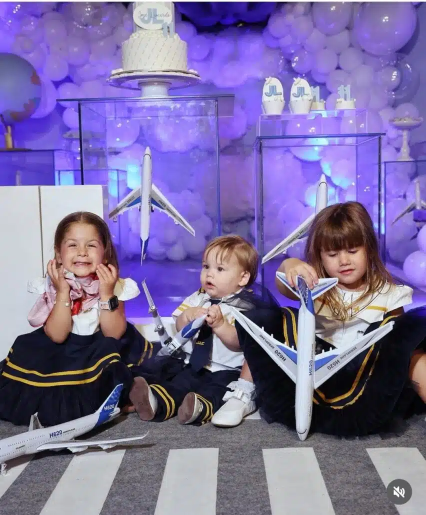 As Marias e o José, filhos de Virgínia e Zé, posam na festa dele