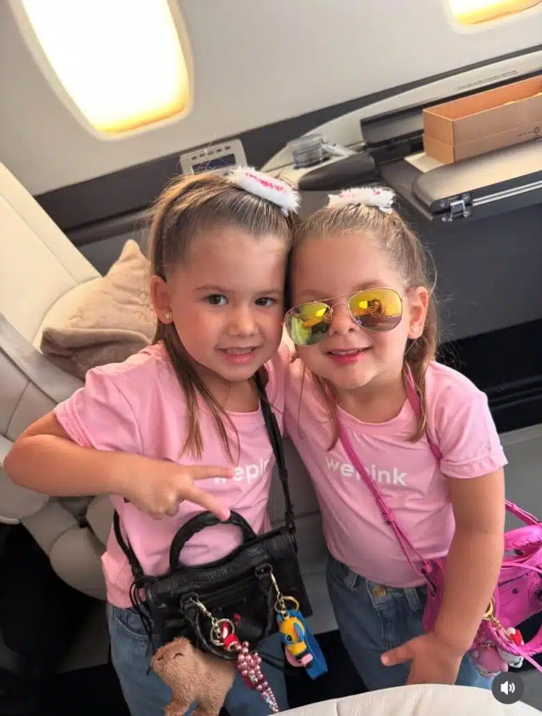 Maria Alice e Maria Flor, filhas de Virgínia Fonseca e Zé, prontas para a live da marca da mãe