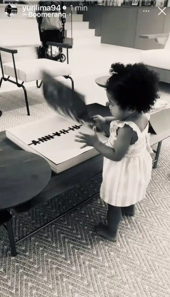 Yuri Lima mostra Nala brincando com livro na sala da mansão