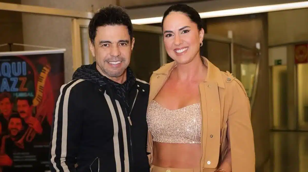 Caçula de Zezé Di Camargo posa em exposição com a mãe, Graciele Lacerda